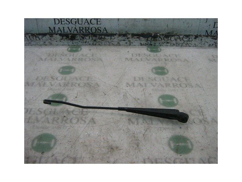 Recambio de brazo limpia delantero derecho para nissan trade 100 referencia OEM IAM   