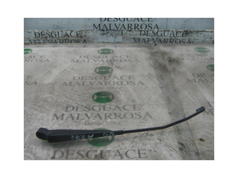 Recambio de brazo limpia delantero derecho para nissan trade 100 referencia OEM IAM   