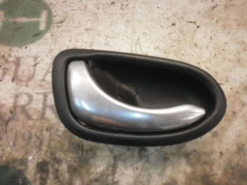 Recambio de maneta interior trasera izquierda para nissan primera berlina (p12) visia referencia OEM IAM 82671AV600  