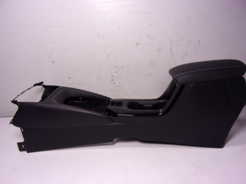 Recambio de apoyabrazos central para toyota corolla hybrid referencia OEM IAM 5891002C01C0 5562602060 