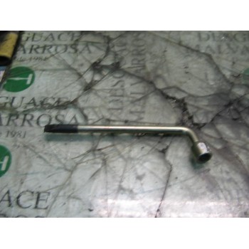 LLAVE RUEDA 