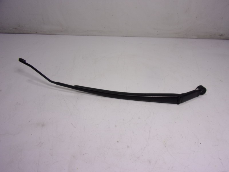 Recambio de brazo limpia delantero derecho para toyota corolla cross hybrid 1.8 referencia OEM IAM 8521116170  