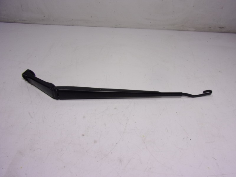 Recambio de brazo limpia delantero izquierdo para toyota corolla cross hybrid 1.8 referencia OEM IAM 8522116220  