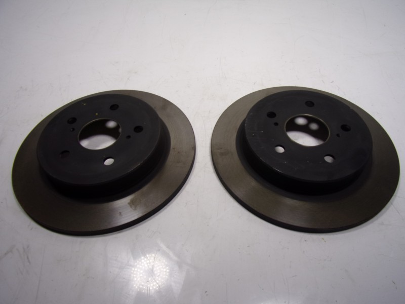 Recambio de disco freno trasero para toyota corolla cross hybrid 1.8 referencia OEM IAM 4243178010  