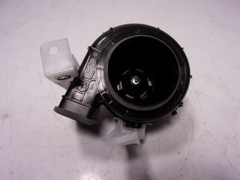 Recambio de motor calefaccion para toyota corolla cross hybrid 1.8 referencia OEM IAM G923012020 G923012020 