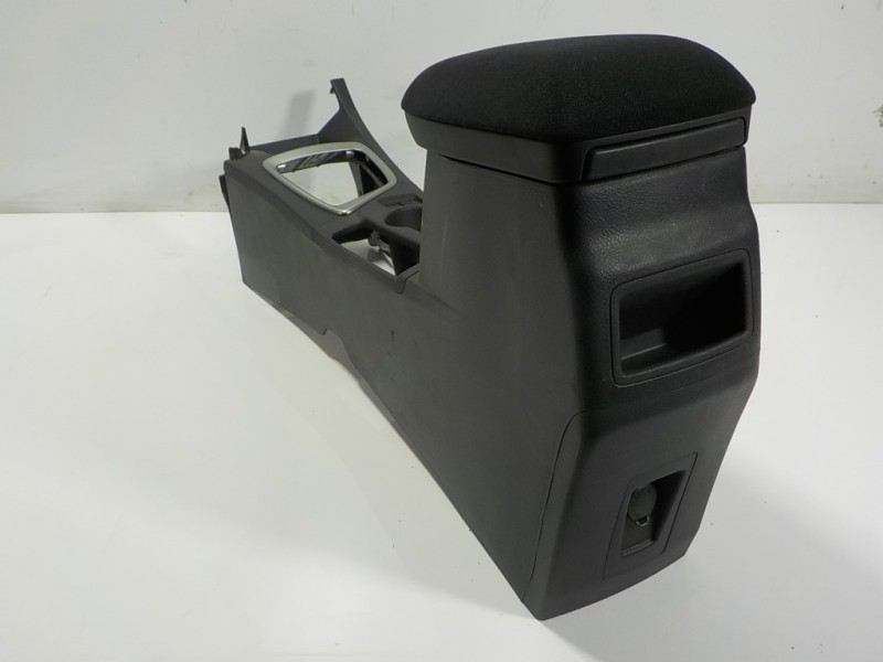 Recambio de apoyabrazos central para toyota auris 1.4 turbodiesel cat referencia OEM IAM 5891002450C0 5882102610 