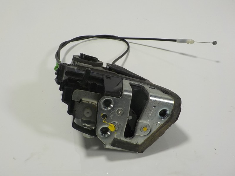 Recambio de cerradura puerta trasera derecha para toyota auris 1.4 turbodiesel cat referencia OEM IAM 6905005050  