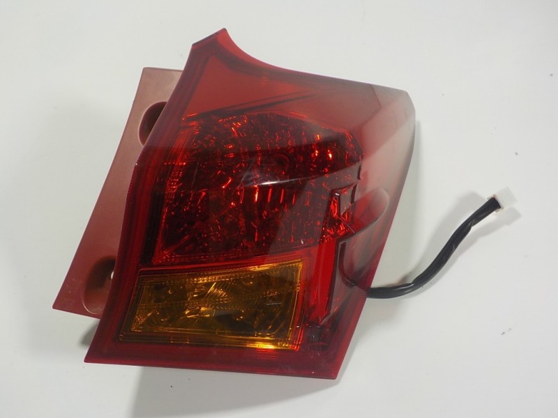 Recambio de piloto trasero derecho para toyota auris 1.4 turbodiesel cat referencia OEM IAM 8155102740  