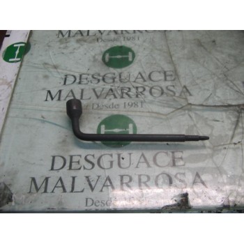 LLAVE RUEDA 
