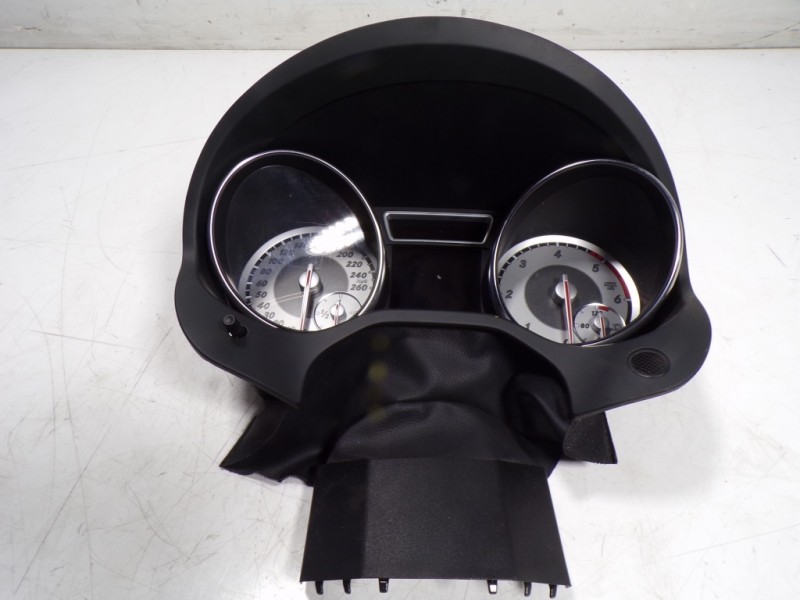 Recambio de cuadro instrumentos para mercedes-benz clase cla (w117) 2.1 cdi cat referencia OEM IAM A1179007901 A1179002601 