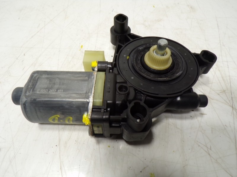 Recambio de motor elevalunas delantero derecho para volkswagen tiguan 2.0 tdi referencia OEM IAM  5Q0959801C 