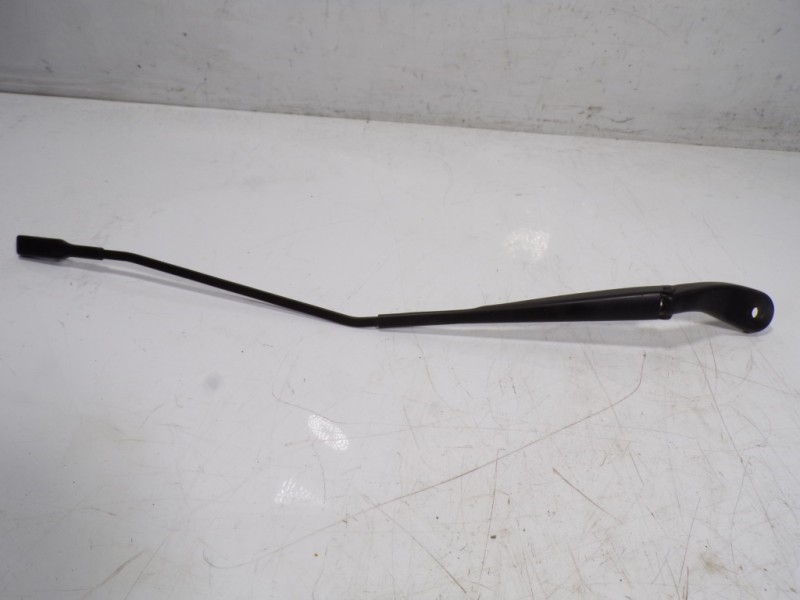 Recambio de brazo limpia delantero derecho para dacia sandero 0.9 tce referencia OEM IAM   