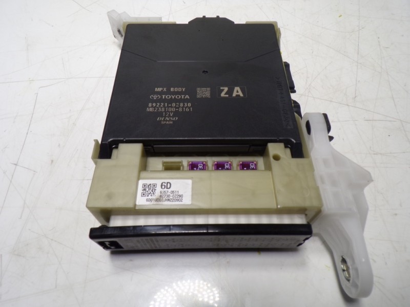 Recambio de caja reles / fusibles para toyota corolla (e21) hybrid 90kw referencia OEM IAM 8998102190 8922102830 