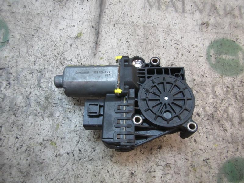Recambio de motor elevalunas delantero derecho para audi a4 berlina (b5) 1.9 tdi referencia OEM IAM   