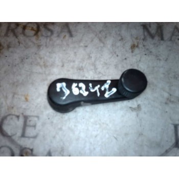 MANETA ELEVALUNAS DELANTERA IZQUIERDA 