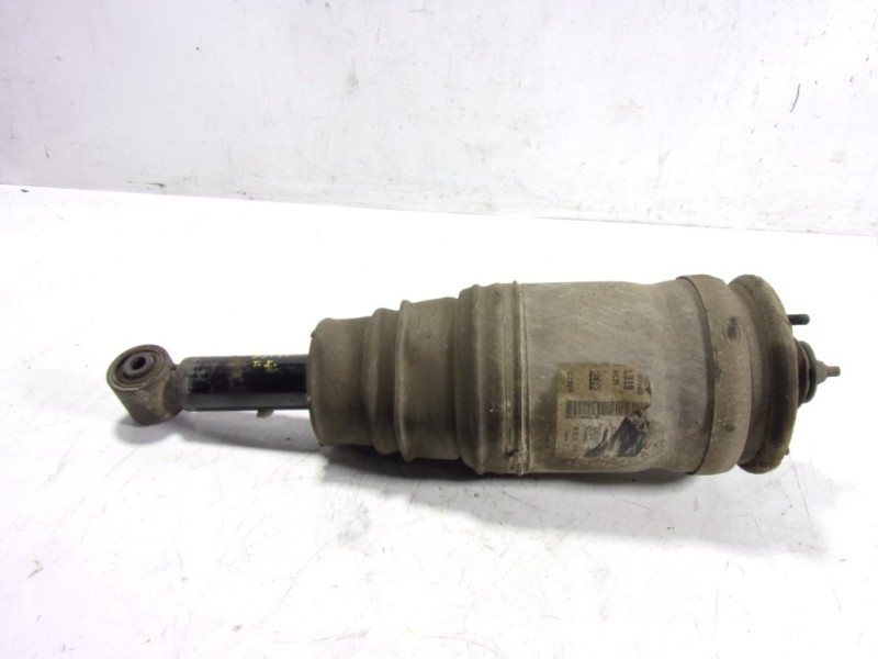 Recambio de amortiguador trasero izquierdo para land rover discovery 4 tdv6 se referencia OEM IAM LR014195  