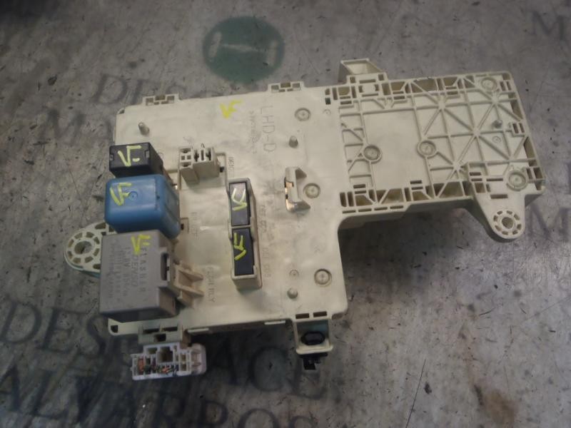 Recambio de caja reles / fusibles para lexus is200 (gxe10) 2.0 referencia OEM IAM 8273153020  