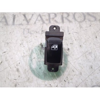 MANDO ELEVALUNAS DELANTERO DERECHO 935752F000GW 