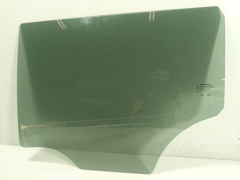 Recambio de cristal puerta trasero izquierdo para ssangyong tivoli 1.6 xdi 160 referencia OEM IAM   