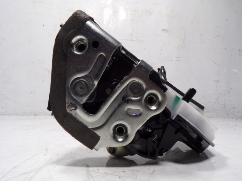 Recambio de cerradura puerta trasera izquierda para toyota aygo 1.0 vvti referencia OEM IAM 6906002391  