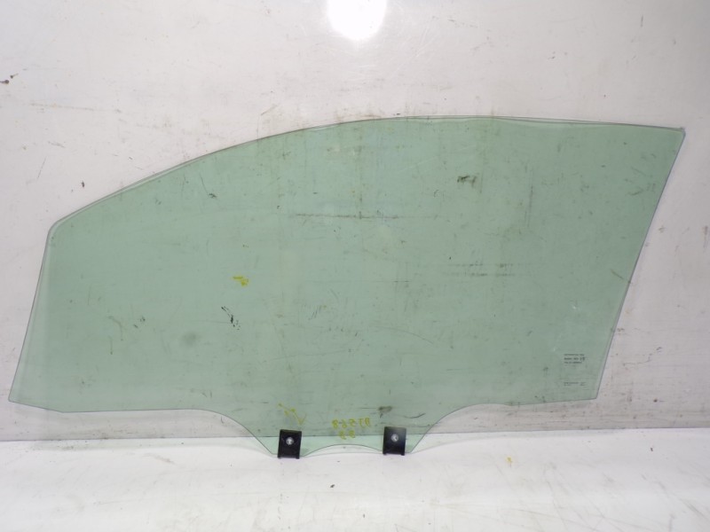 Recambio de cristal puerta delantero derecho para toyota aygo 1.0 vvti referencia OEM IAM 681110H030  
