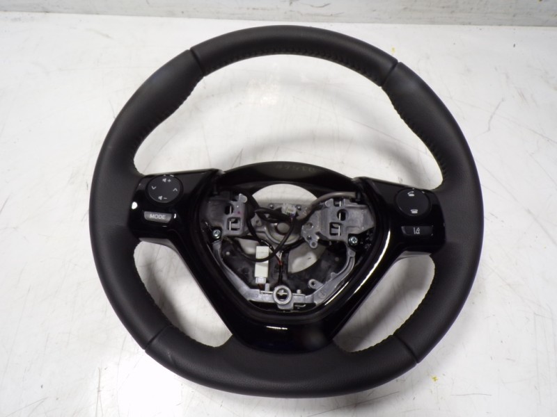 Recambio de volante para toyota aygo 1.0 vvti referencia OEM IAM 451000H070B1 451000H070 