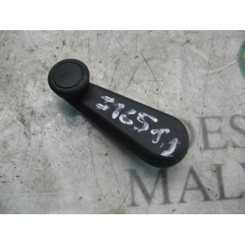 MANETA ELEVALUNAS TRASERA IZQUIERDA 