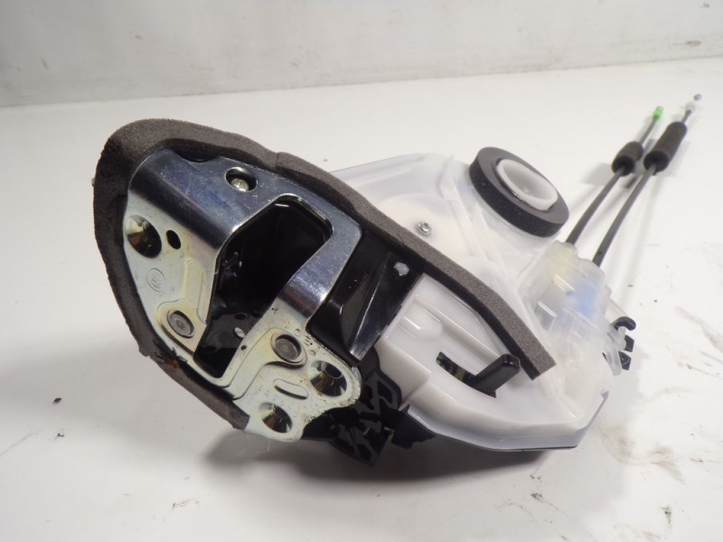 Recambio de cerradura puerta trasera izquierda para toyota rav4 hybrid fwd referencia OEM IAM 6906048060  