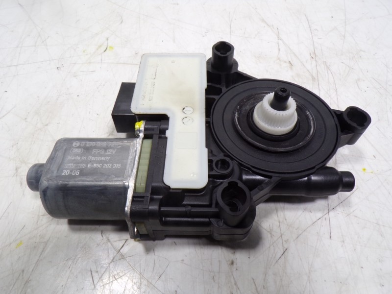 Recambio de motor elevalunas trasero izquierdo para skoda octavia combi (nx5) 2.0 tdi referencia OEM IAM 5Q0959811E 5Q0959407A 