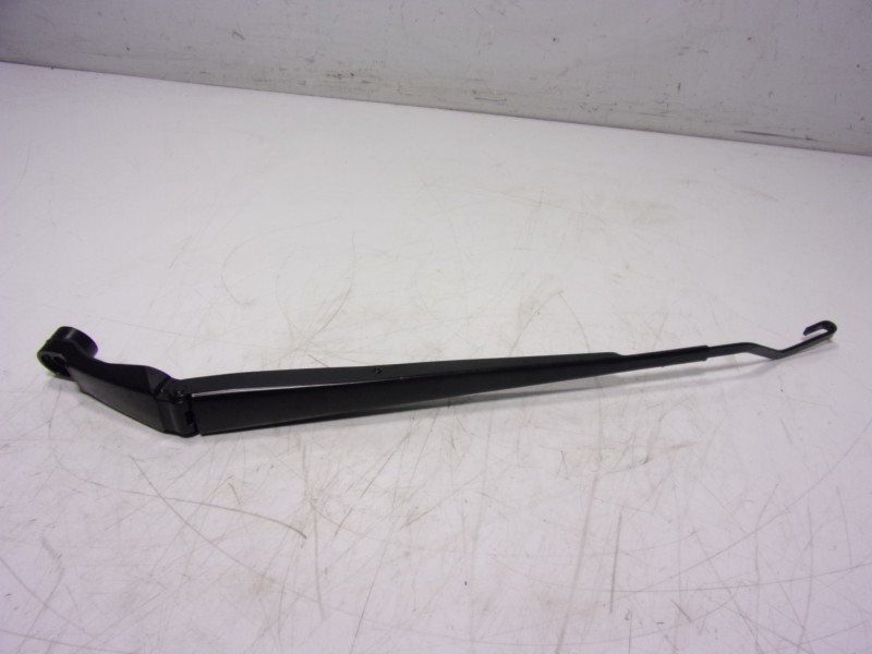 Recambio de brazo limpia delantero izquierdo para toyota yaris 1.5 vvti hev referencia OEM IAM 85221K0020  