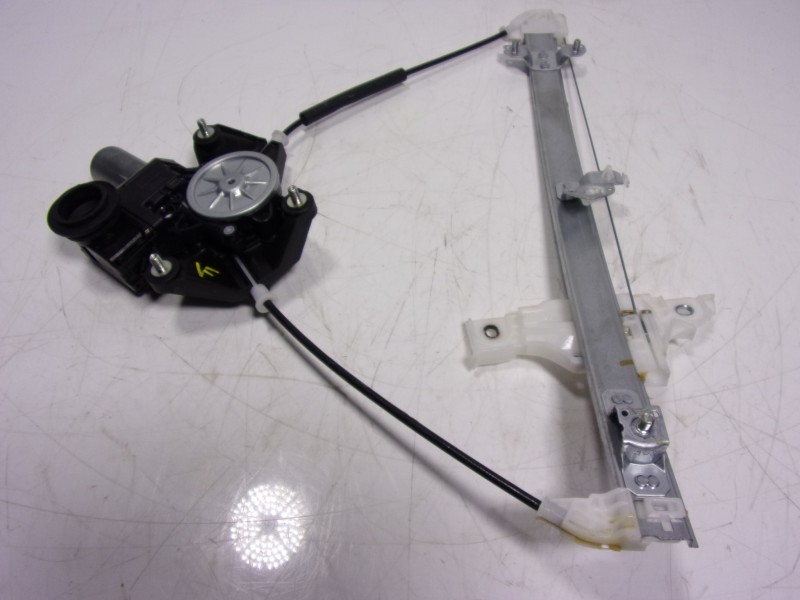 Recambio de elevalunas trasero derecho para toyota yaris 1.5 vvti hev referencia OEM IAM 69830K0010  