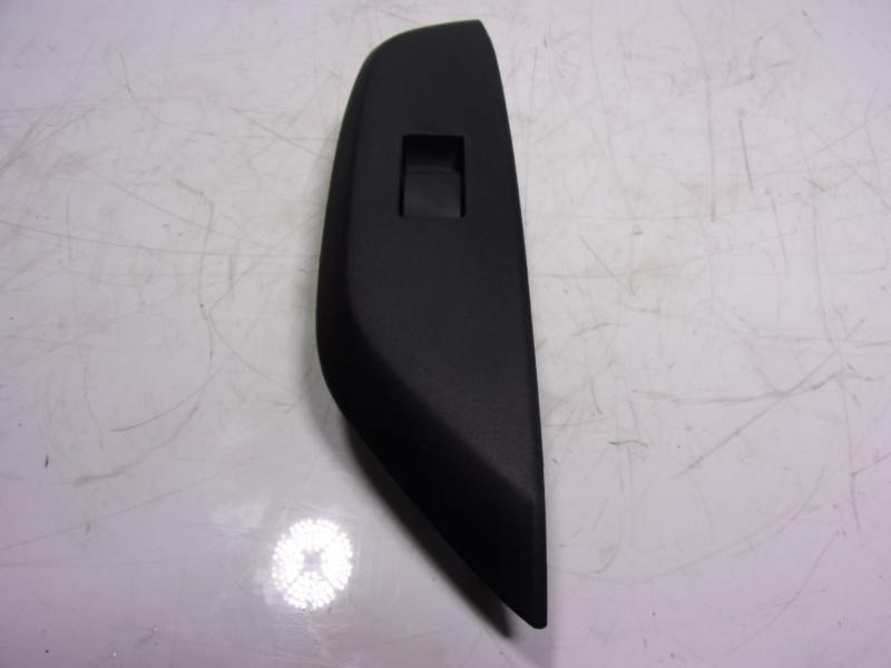 Recambio de mando elevalunas delantero derecho para toyota yaris 1.5 vvti hev referencia OEM IAM 8481002260 3561H361D 