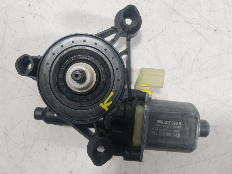 Recambio de motor elevalunas delantero derecho para volkswagen golf viii (cd1, da1) 1.0 tsi referencia OEM IAM 5Q0959802A 5Q0959