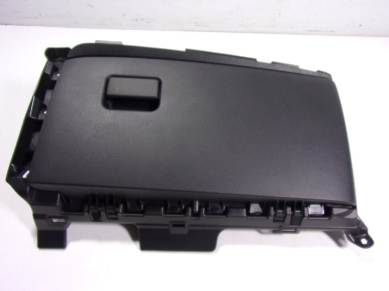 Recambio de guantera para toyota yaris 1.5 vvti hev referencia OEM IAM 555500D430C0  