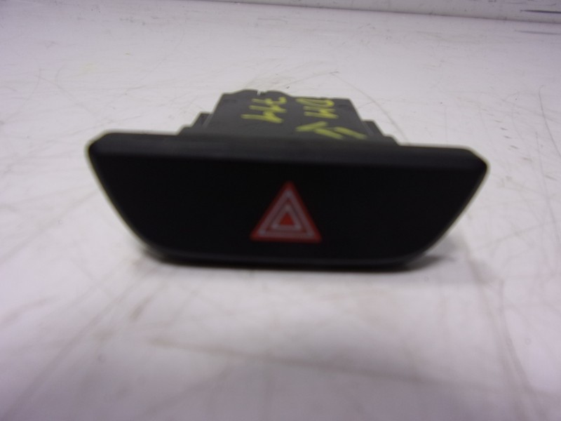 Recambio de warning para toyota yaris 1.5 vvti hev referencia OEM IAM 843320D220 15D509 
