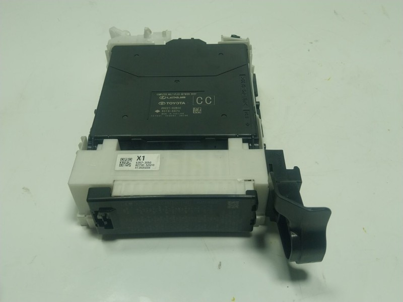 Recambio de caja reles / fusibles para lexus lbx hybrid 1.5 vvti hybrid (mayh10l) referencia OEM IAM 8922152B50 8922152B50 