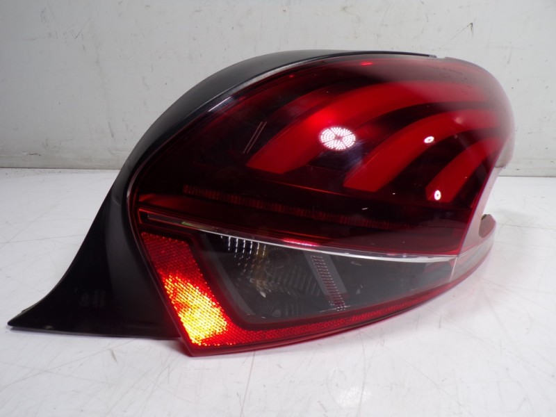 Recambio de piloto trasero derecho para peugeot 208 1.2 12v vti referencia OEM IAM 9825601180  