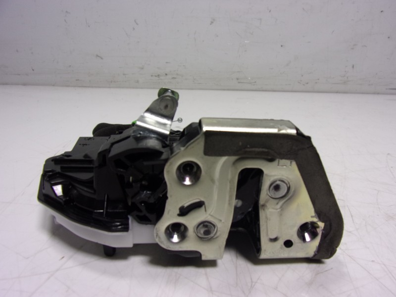 Recambio de cerradura puerta trasera izquierda para toyota hilux (3b/3c/3d) gr sport referencia OEM IAM 690600K090  