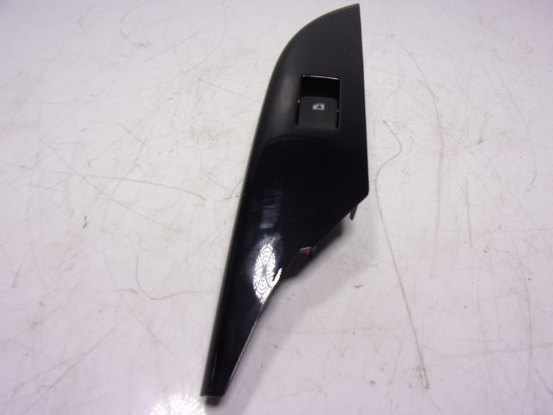 Recambio de mando elevalunas trasero derecho para toyota hilux (3b/3c/3d) gr sport referencia OEM IAM 848100K080 193145 