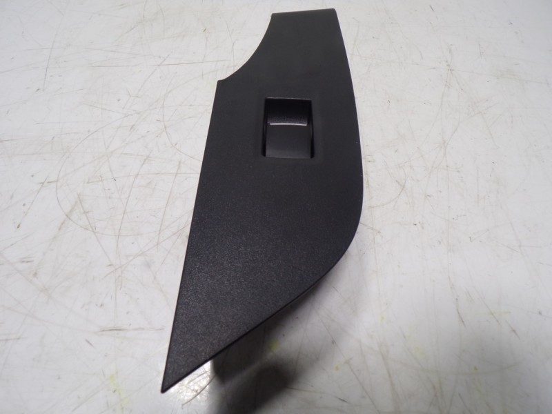 Recambio de mando elevalunas trasero derecho para toyota rav4 hybrid fwd referencia OEM IAM 8481012110 3361F15 