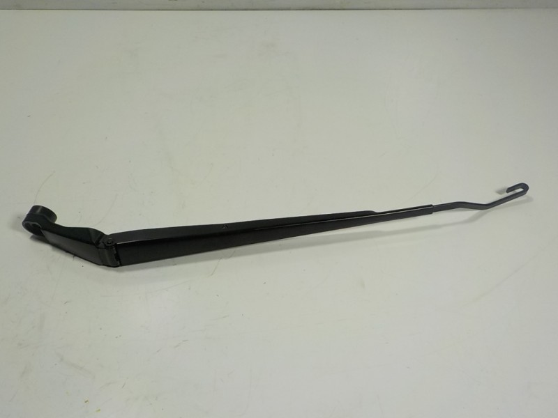 Recambio de brazo limpia delantero izquierdo para toyota yaris 1.5 vvti hev referencia OEM IAM 85221K0020  