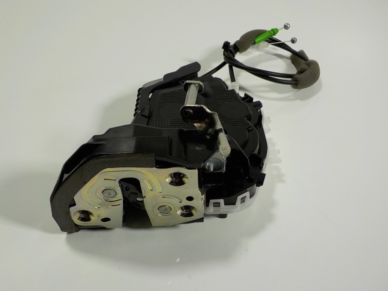 Recambio de cerradura puerta trasera derecha para toyota yaris 1.5 vvti hev referencia OEM IAM 69050K0030 M7314450M6 