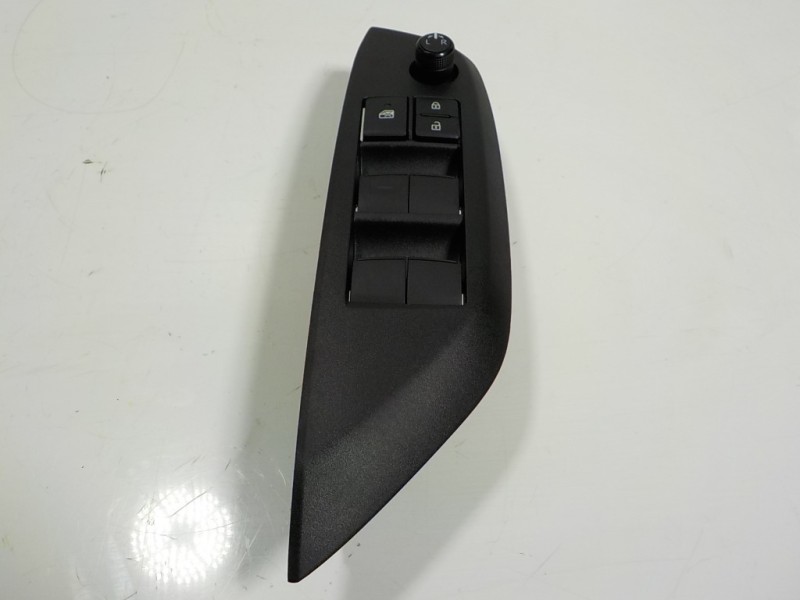 Recambio de mando elevalunas delantero izquierdo para toyota yaris 1.5 vvti hev referencia OEM IAM  840400D020 