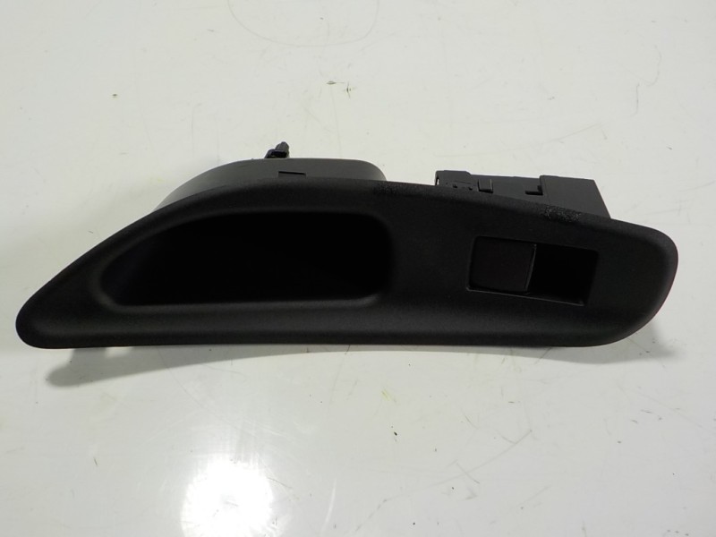 Recambio de mando elevalunas trasero derecho para toyota yaris 1.5 vvti hev referencia OEM IAM  3561H263N 