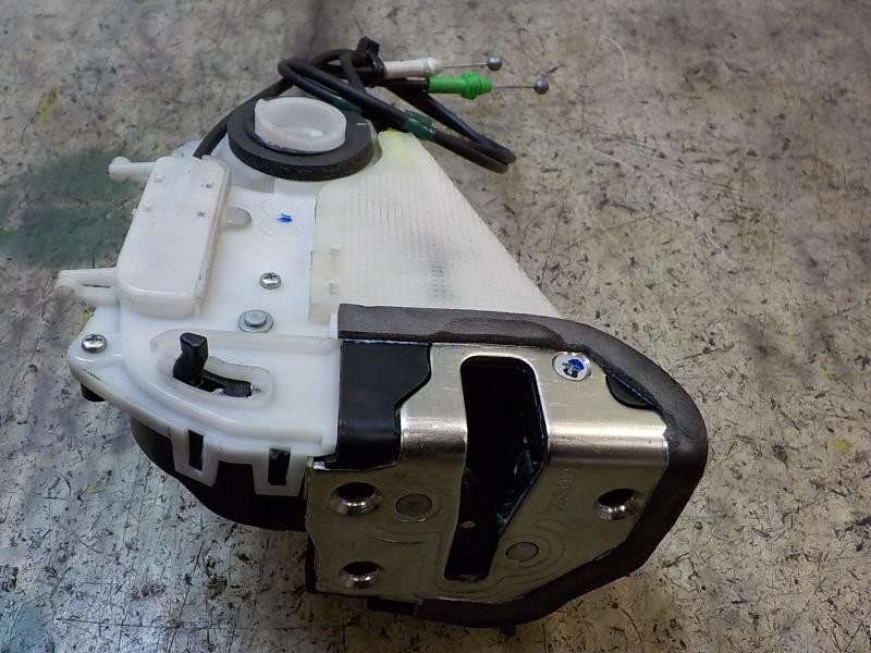 Recambio de cerradura puerta trasera derecha para toyota yaris 1.4 turbodiesel cat referencia OEM IAM 690500D110  