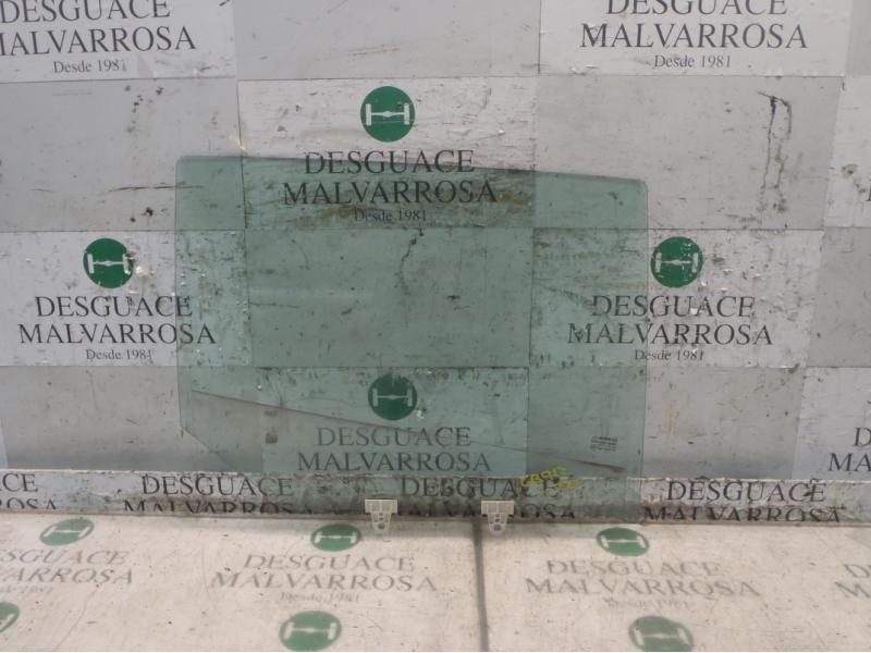 Recambio de cristal puerta trasero derecho para renault megane iii sport tourer dynamique referencia OEM IAM 823000026R  