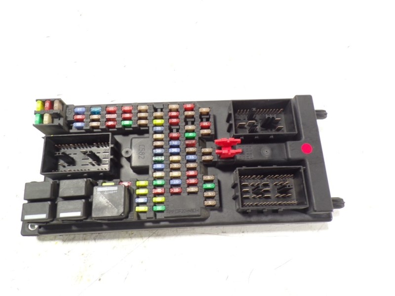 Recambio de caja reles / fusibles para land rover discovery 4 tdv6 se referencia OEM IAM LR018339 AH2214F041AE 519330401