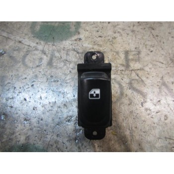 MANDO ELEVALUNAS DELANTERO DERECHO 935801J000 