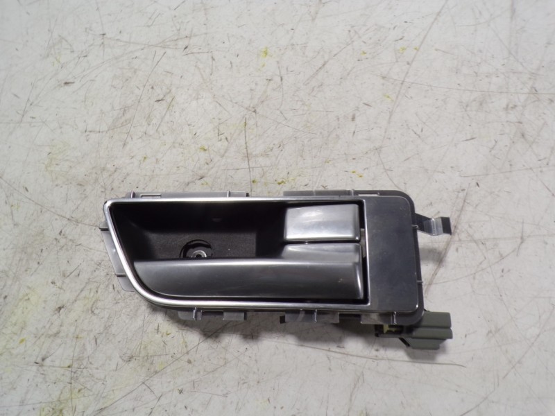 Recambio de maneta interior trasera derecha para land rover discovery 4 tdv6 se referencia OEM IAM LR013919  