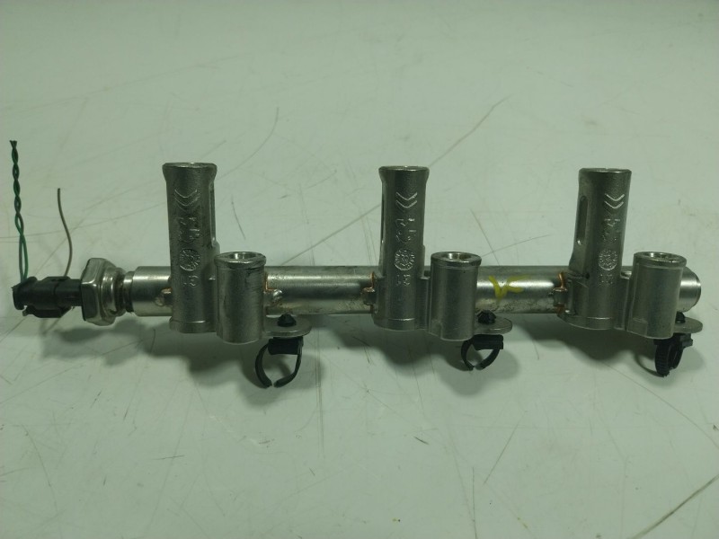 Recambio de rampa inyectora para opel corsa f (p2jo) 1.2 (68) referencia OEM IAM  9811353880 